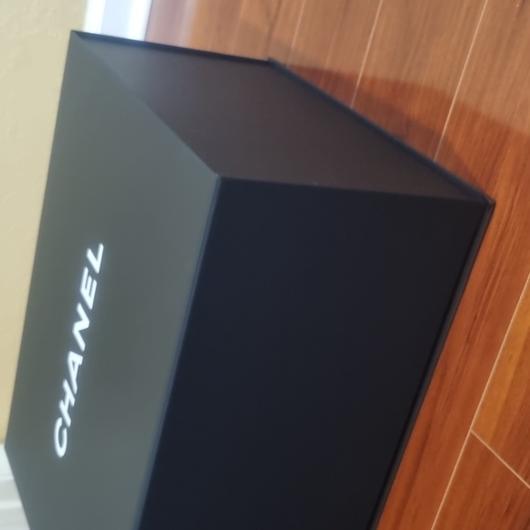 CHANEL Gift Box Black - Picture 2 of 9